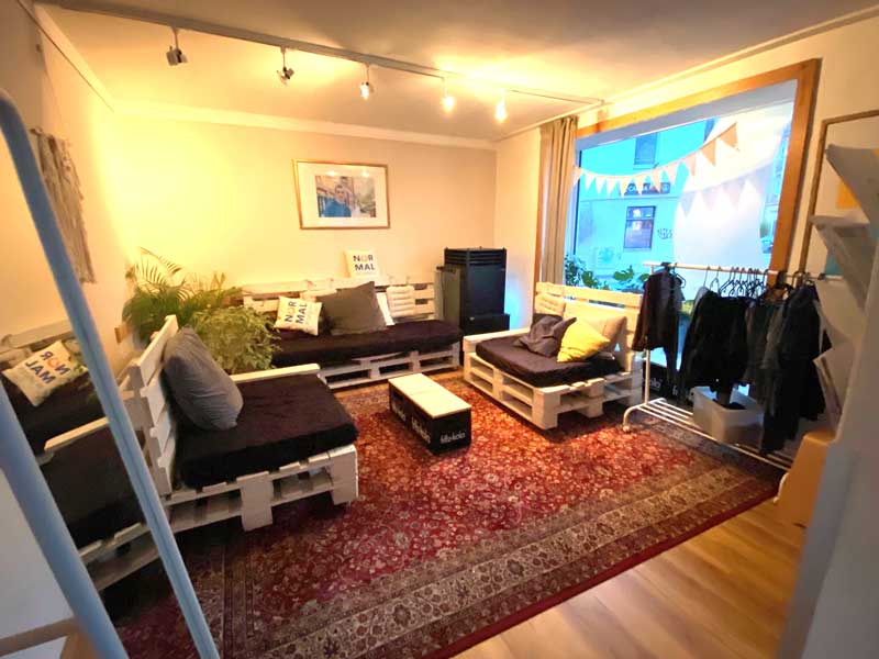Die Lounge im NiL Bildbeschreibung: Die gemütliche NiL-Lounge ist über eine Rampe zu erreichen und hat ein Sofa, auf dem man auch liegen kann.